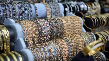 bijouterie moda ürünleri bir Türk pazarında satılıyor.