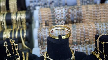 bijouterie moda ürünleri bir Türk pazarında satılıyor.