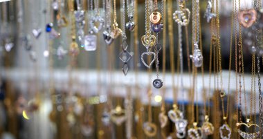 bijouterie moda ürünleri bir Türk pazarında satılıyor.
