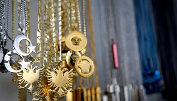 bijouterie moda ürünleri bir Türk pazarında satılıyor.