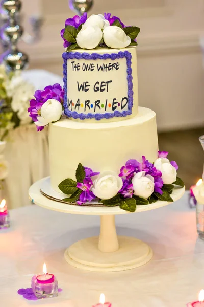 Torta Nozze Bianca Con Testo Quello Cui Sposiamo — Foto Stock