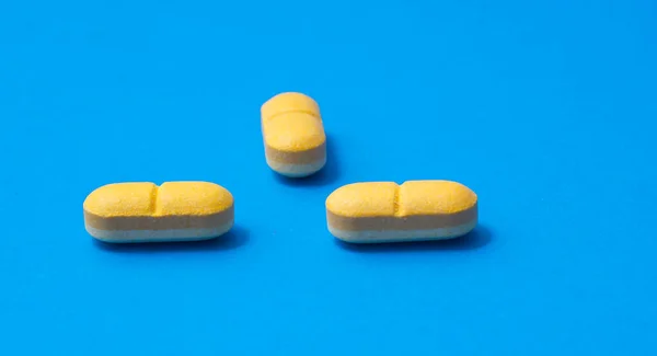 Vitamin Pillen Auf Blauem Hintergrund Ascorbinsäure Tabletten — Stockfoto