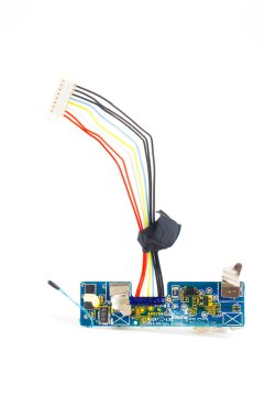 Beyaz arka planda dizüstü bilgisayarın küçük hasarlı elektronik devre kartı.
