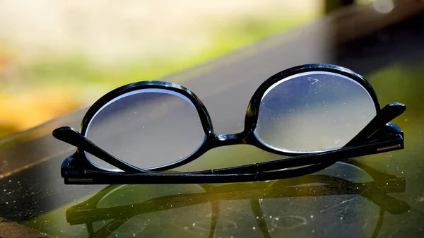 Vuil Zwart Leesbril Een Glazen Tafelblad — Stockfoto
