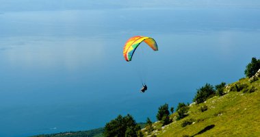 Macedonia 'nın güneyinde Ohri Gölü' nün üzerinde uçan Tandem Paraglider.