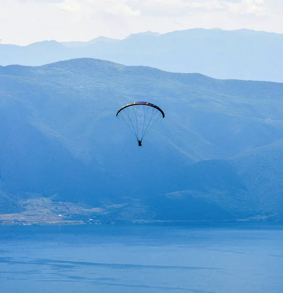Parapente Voando Sobre Lago Ohrid Sudoeste Macedônia — Fotografia de Stock