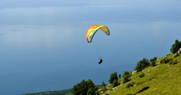 Parapente Tandem Sobrevoando Lago Ohrid Sul Macedônia — Fotografia de Stock
