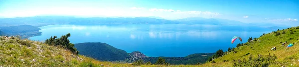 Parapente Voando Sobre Lago Ohrid Sudoeste Macedônia — Fotografia de Stock