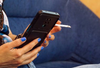 Beyaz arka planda cep telefonu olan kadın