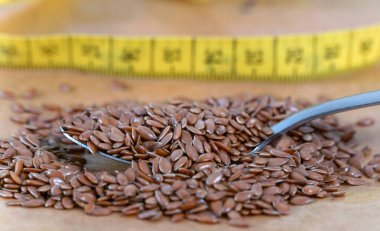 Keten tohumları arka plan veya doku. Keten tohumu veya keten tohumu. Mısır gevreği. Sağlıklı yiyecekler. Üst Manzara. Yüksek kalite fotoğraf