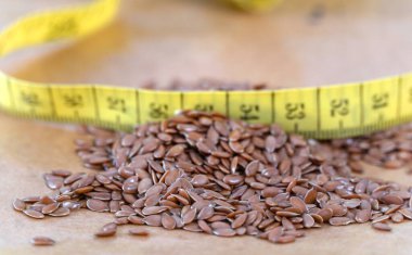 Keten tohumları arka plan veya doku. Keten tohumu veya keten tohumu. Mısır gevreği. Sağlıklı yiyecekler. Üst Manzara. Yüksek kalite fotoğraf