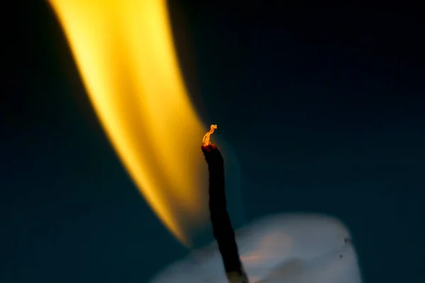 Brennende Kerzen Auf Dunklem Hintergrund Nahaufnahme — Stockfoto