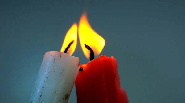 Dvě Hořící Svíčky Tmavém Pozadí Metafora Hořící Lásky Zblízka — Stock fotografie