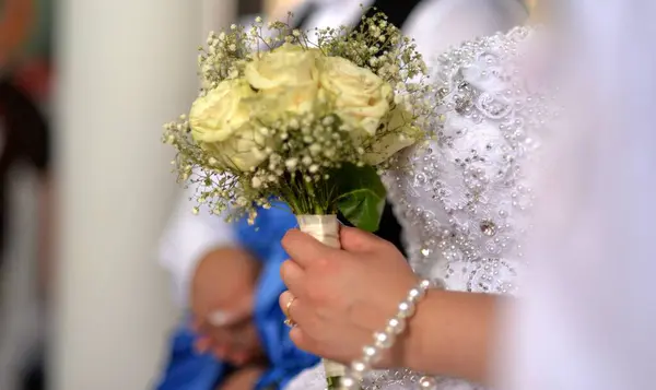 Bride Holding Beautiful Wedding Bouquet White Flowers White Evening Dress — Stock Photo, Image