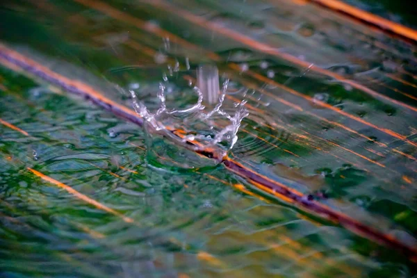 Raindrops Water Splash Green Wooden Background — Stock Photo, Image