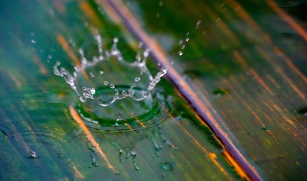 Gotas Lluvia Salpicaduras Agua Sobre Fondo Madera Verde — Foto de Stock