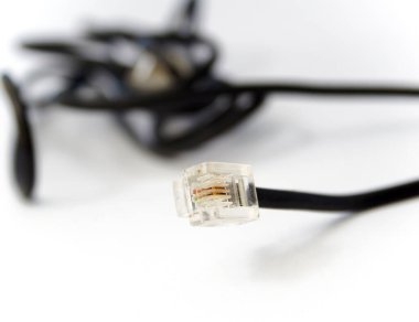 Beyaz arkaplanda siyah internet yama kablosu