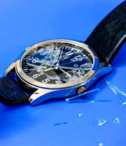 Horloge Met Scherm Glas Gebarsten Blauwe Achtergrond — Stockfoto
