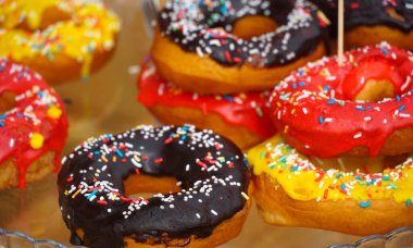 Renkli süslemelerle süslenmiş bir sürü donut..