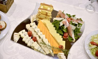 Çeşit çeşit gurme yemekleri olan yemek masası..