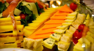 Çeşit çeşit gurme yemekleri olan yemek masası..