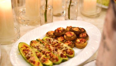 Çeşit çeşit gurme yemekleri olan yemek masası..