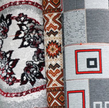 Pazarda satılık halılar, desenler, dokular.