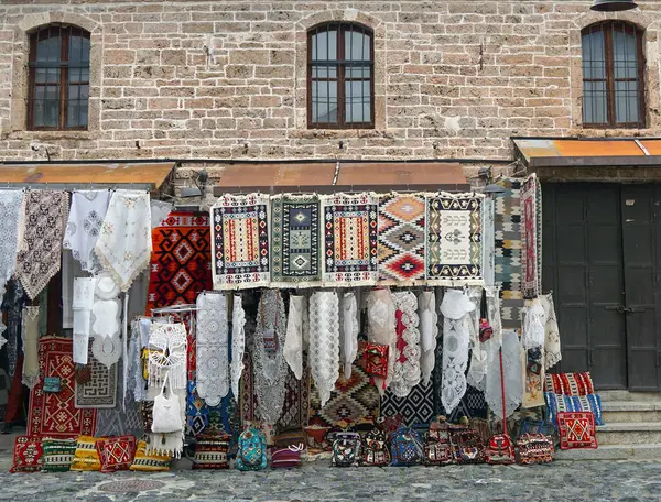 在阿尔巴尼亚科尔奇的一个集市上展示供出售的地毯 免版税图库图片