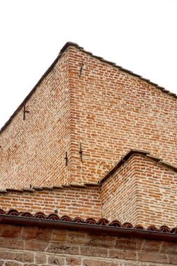 Bir evin kırmızı tuğla duvarları.