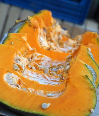 Satılık sebze pazarında kesilmiş taze balkabağı..