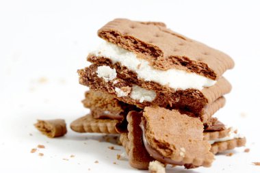 Beyaz arka planda izole edilmiş sandviç kurabiyeleri, çikolata ve vanilya kremalı bisküviler..