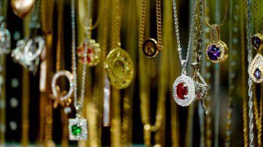Satılık çeşitli ucuz bijouterie ürünleri.
