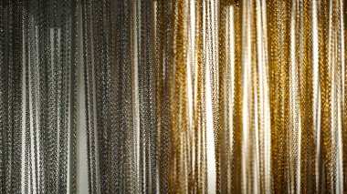 Satılık çeşitli ucuz bijouterie ürünleri.