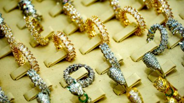 Satılık çeşitli ucuz bijouterie ürünleri.