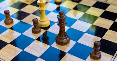 Açık havada satranç turnuvası, strateji oyunu