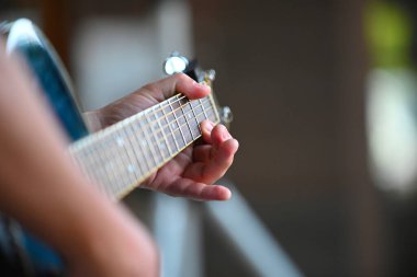 Akustik Gitar, elektronik amplifikasyon olmadan ses üreten çelik veya naylon telli standart bir gitar.