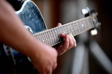 Akustik Gitar, elektronik amplifikasyon olmadan ses üreten çelik veya naylon telli standart bir gitar.