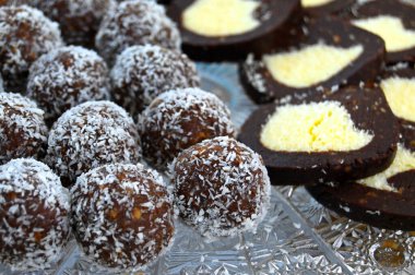 Hindistan cevizli rom topları rendelenmiş hindistan cevizi tabağıyla kaplı.