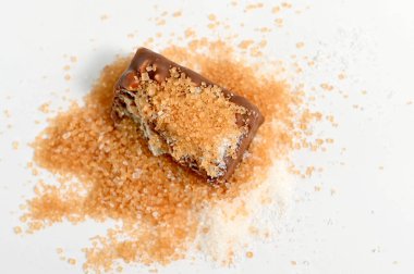 Esmer şeker beyaz arkaplanda izole