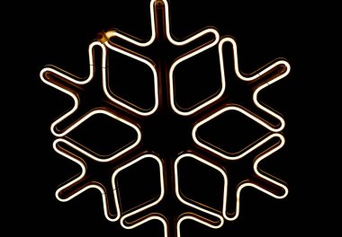 Neon kar tanesi süslemesi Noel ağacında, tatil konsepti.