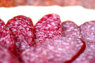 Yemek servisi pepperoni, peynir salamı, diyet konsepti imajı..