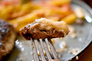 İçinde peynir olan burger. Görüntüyü kapat.