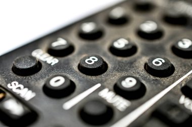 Kirli ve tozlu televizyon uzaktan kumandası.