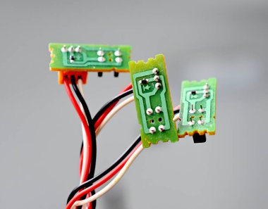 Bilgisayarın ya da diğer elektronik aygıtların bağlantıları kapanır.