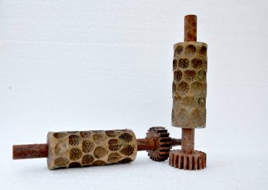 Beyaz arka planda eski paslı ve tozlu dişli.