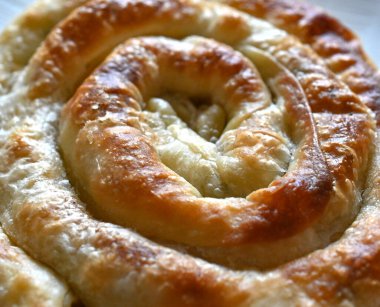 Taze pişmiş Burek yakın çekim, yemek teması.