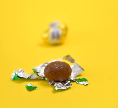 Paskalya için küçük çikolata yumurtaları, tatlı yemek teması.