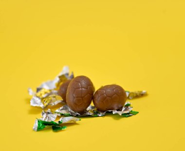 Paskalya için küçük çikolata yumurtaları, tatlı yemek teması.