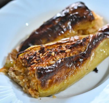 Geleneksel Türk yemeği dolma biber, doldurulmuş biber..