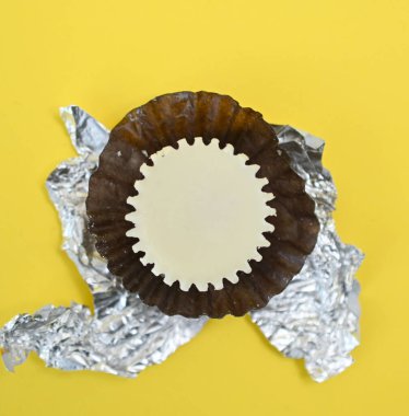 Sarı arka planda beyaz çikolata bonbonu, tatlı yemek teması.